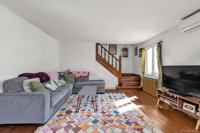 61 Livingston Avenue, Babylon, NY 11702