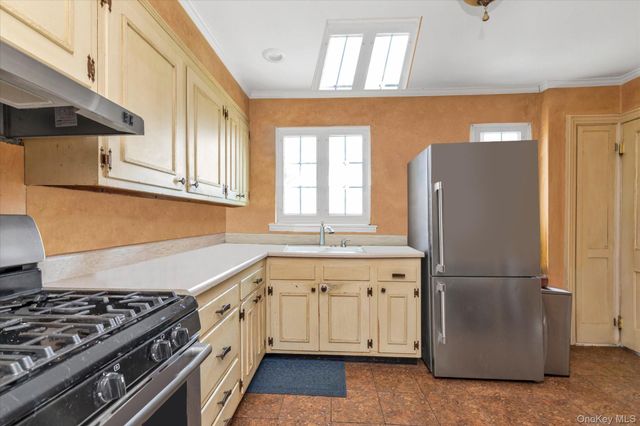 61 Livingston Avenue, Babylon, NY 11702