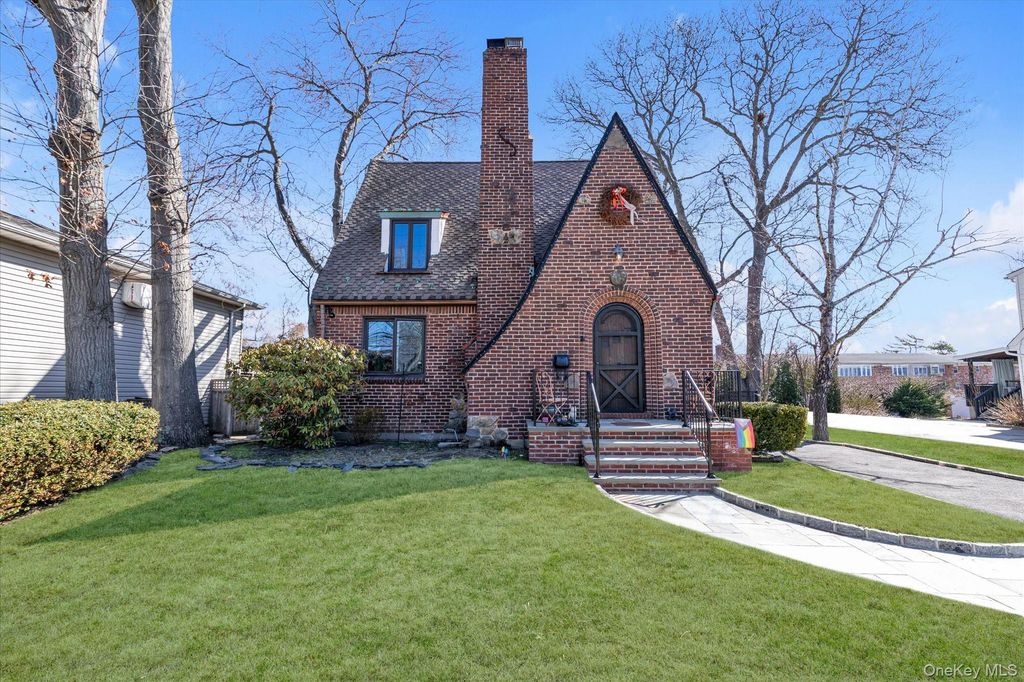 61 Livingston Avenue, Babylon, NY 11702