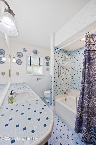 200 W Kenwood Dr, Louisville, KY 40214
