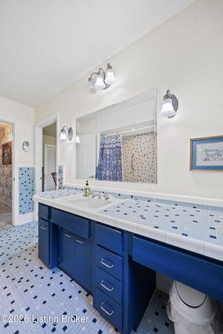 200 W Kenwood Dr, Louisville, KY 40214