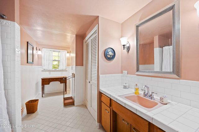 200 W Kenwood Dr, Louisville, KY 40214