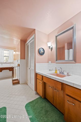 200 W Kenwood Dr, Louisville, KY 40214