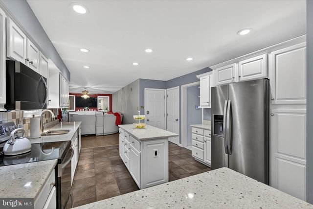 1707 CROSSFIELD DR, Lancaster, PA 17603