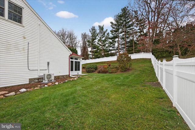 1707 CROSSFIELD DR, Lancaster, PA 17603