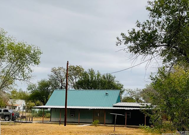 517 W Barnard, Sabinal, TX 78801