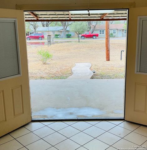 517 W Barnard, Sabinal, TX 78801