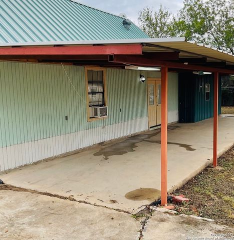 517 W Barnard, Sabinal, TX 78801