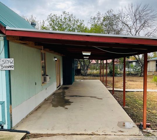517 W Barnard, Sabinal, TX 78801