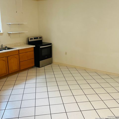 517 W Barnard, Sabinal, TX 78801