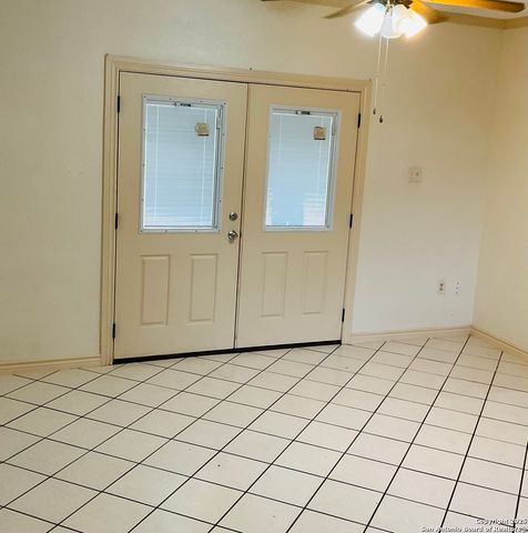 517 W Barnard, Sabinal, TX 78801