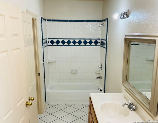 517 W Barnard, Sabinal, TX 78801