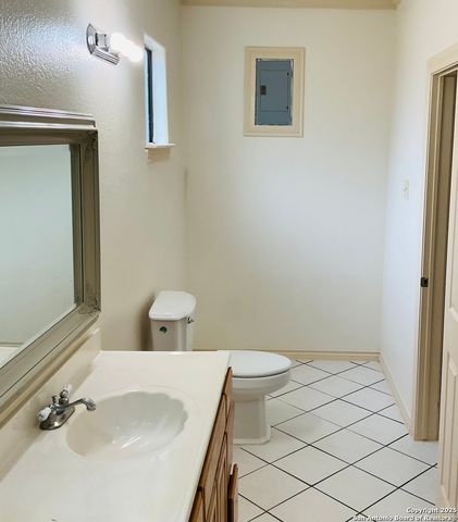 517 W Barnard, Sabinal, TX 78801