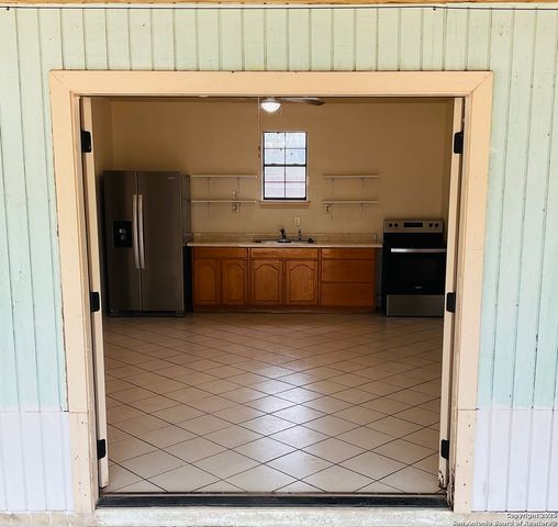 517 W Barnard, Sabinal, TX 78801