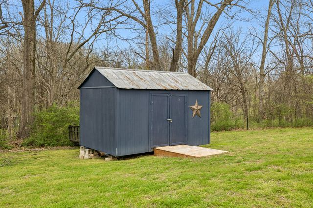 1141 John Sharp Rd, Columbia, TN 38401