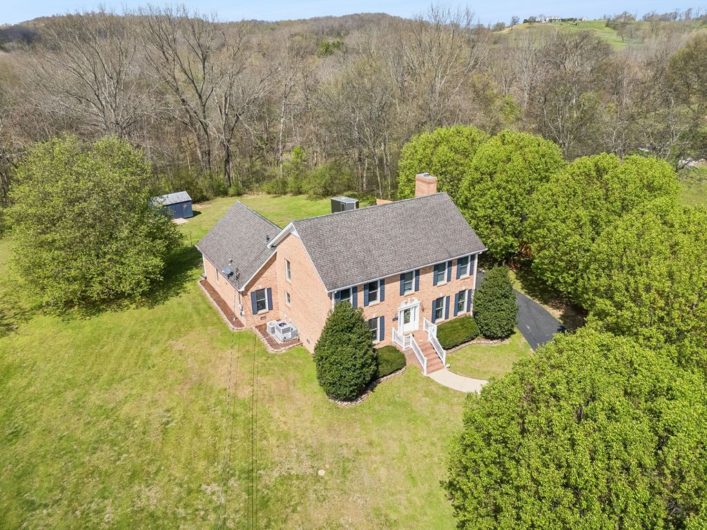 1141 John Sharp Rd, Columbia, TN 38401