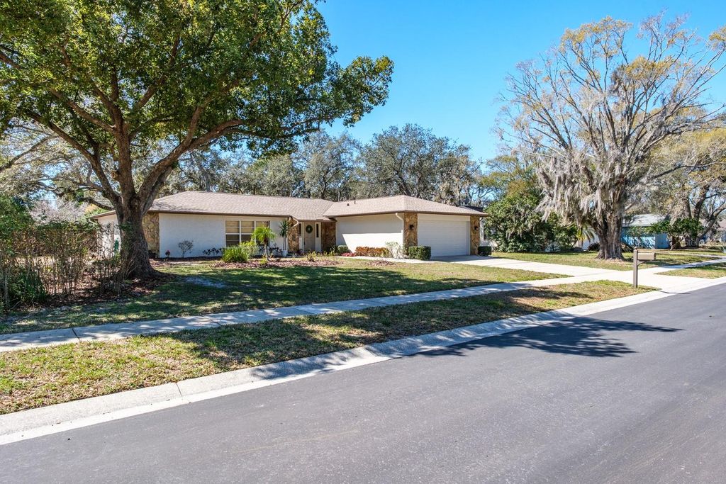 Image 3 of property listing at 2860 LONGLEAF LANE, Palm Harbor, FL 34684