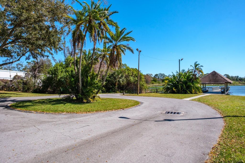 Image 60 of property listing at 2860 LONGLEAF LANE, Palm Harbor, FL 34684