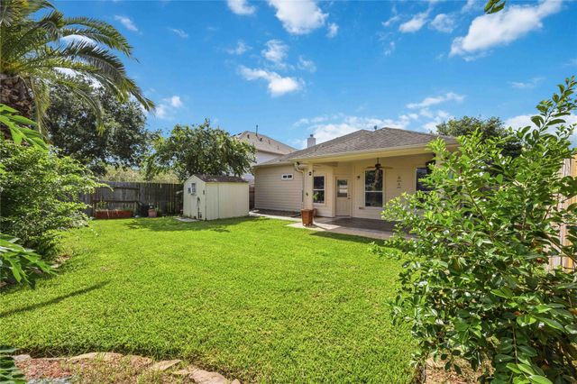 1029 Riverwood Dr, Dickinson, TX 77539