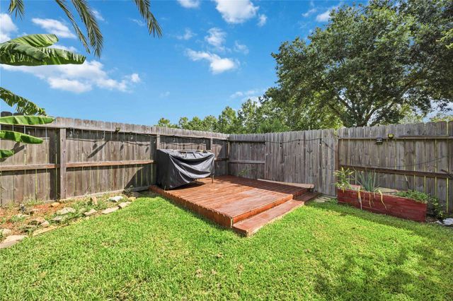 1029 Riverwood Dr, Dickinson, TX 77539