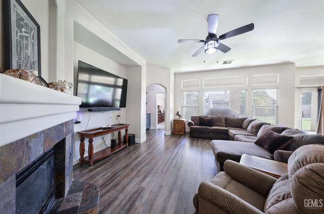 7807 Live Oak Way, Bakersfield, CA 93308