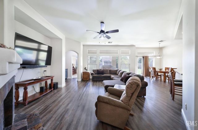 7807 Live Oak Way, Bakersfield, CA 93308