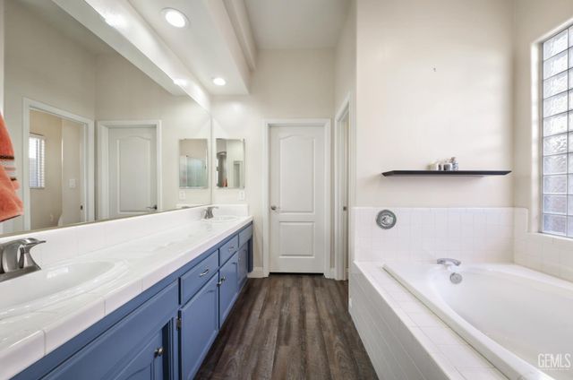 7807 Live Oak Way, Bakersfield, CA 93308