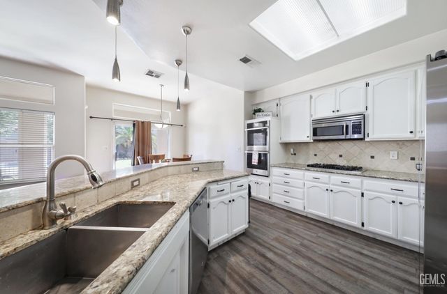 7807 Live Oak Way, Bakersfield, CA 93308