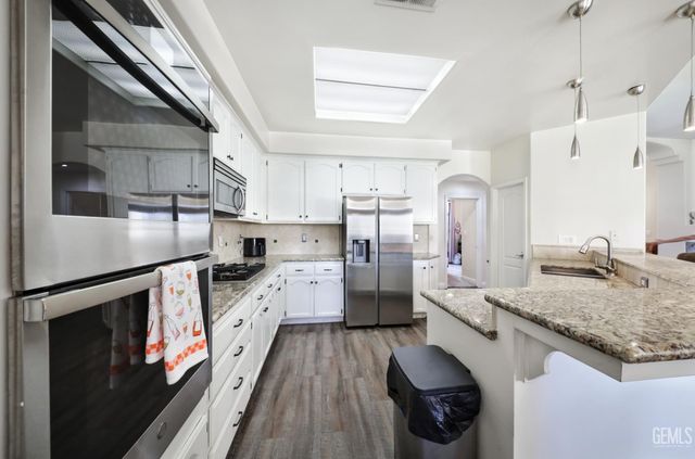 7807 Live Oak Way, Bakersfield, CA 93308