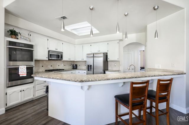 7807 Live Oak Way, Bakersfield, CA 93308