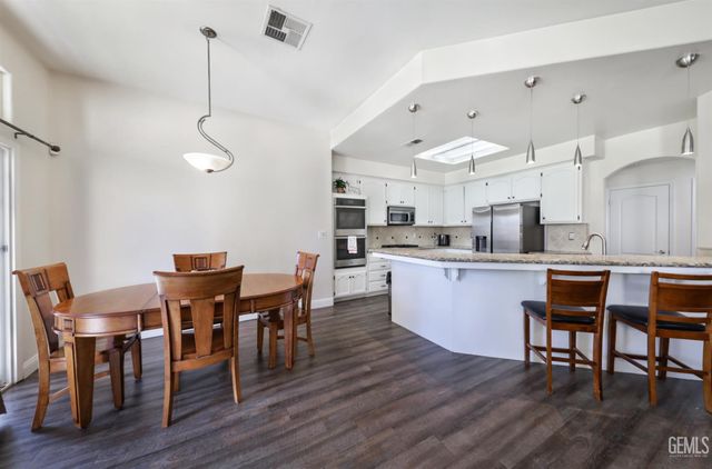 7807 Live Oak Way, Bakersfield, CA 93308