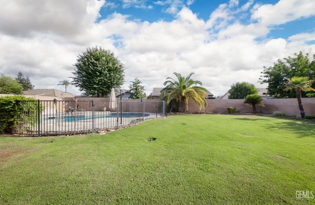 7807 Live Oak Way, Bakersfield, CA 93308