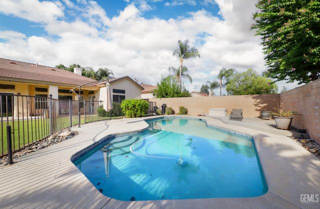 7807 Live Oak Way, Bakersfield, CA 93308