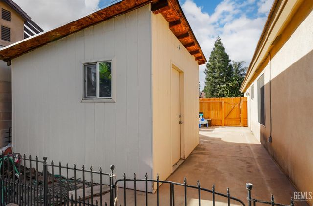 7807 Live Oak Way, Bakersfield, CA 93308