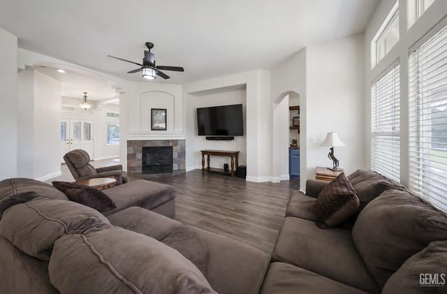 7807 Live Oak Way, Bakersfield, CA 93308