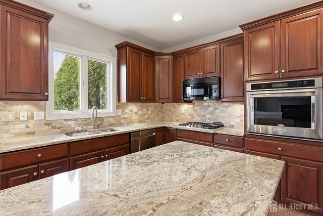 14 E Barnyard Court, Plainsboro, NJ 08536