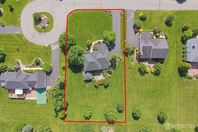 14 E Barnyard Court, Plainsboro, NJ 08536