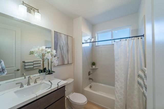 932 Tiffani Ct, Oakdale, CA 95361