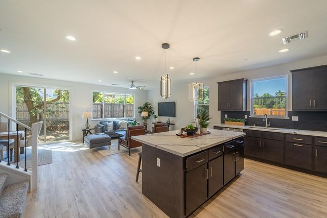 932 Tiffani Ct, Oakdale, CA 95361