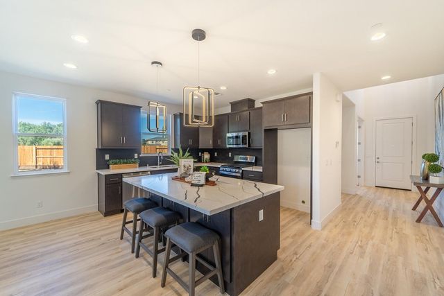 932 Tiffani Ct, Oakdale, CA 95361