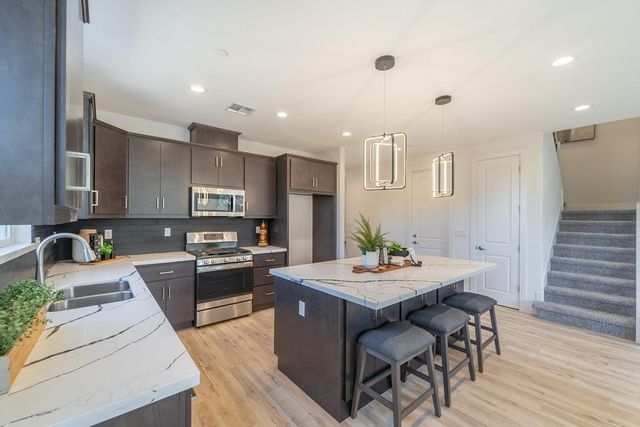 932 Tiffani Ct, Oakdale, CA 95361