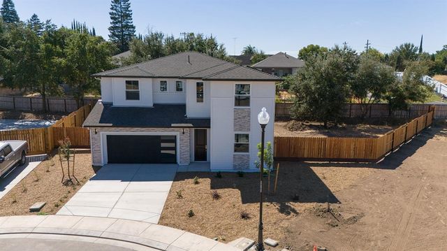932 Tiffani Ct, Oakdale, CA 95361