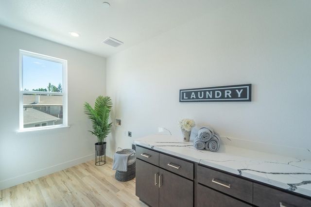 932 Tiffani Ct, Oakdale, CA 95361