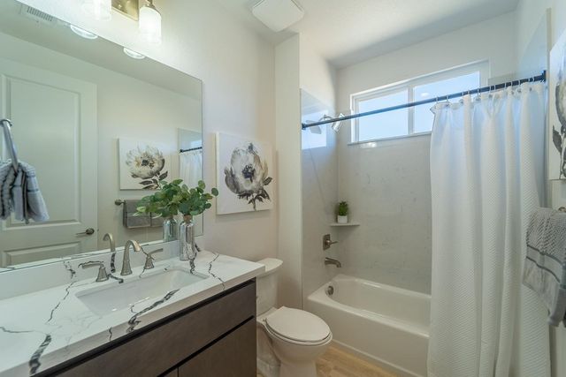 932 Tiffani Ct, Oakdale, CA 95361