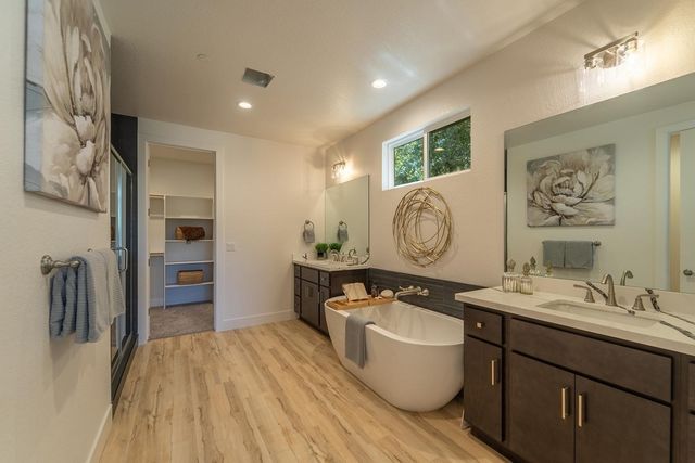 932 Tiffani Ct, Oakdale, CA 95361