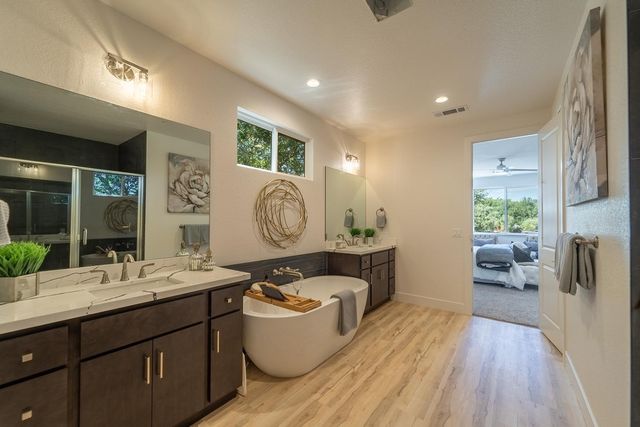 932 Tiffani Ct, Oakdale, CA 95361