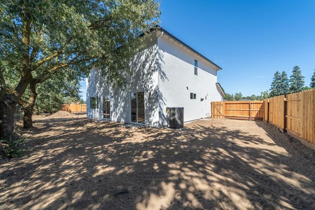 932 Tiffani Ct, Oakdale, CA 95361