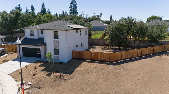 932 Tiffani Ct, Oakdale, CA 95361