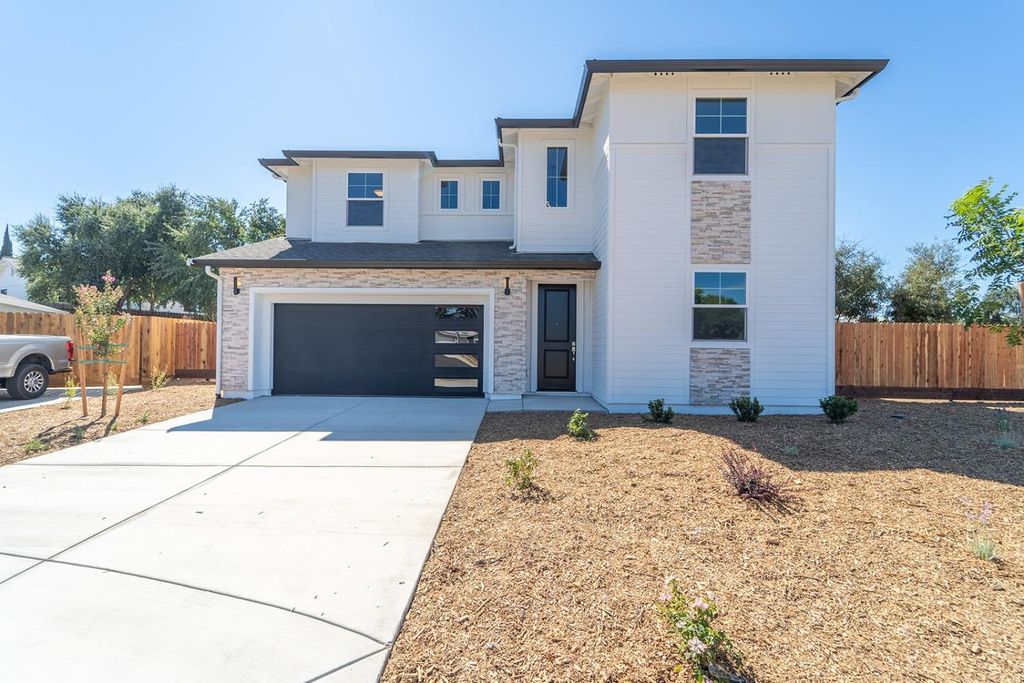 932 Tiffani Ct, Oakdale, CA 95361