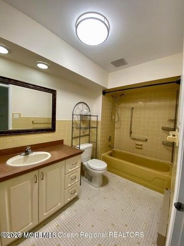 118 D Amberly Drive D, Manalapan, NJ 07726